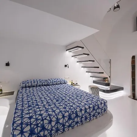 Santorini Traditional Apt With Private Hot Tub * Firá