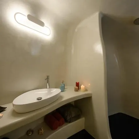 Santorini Traditional Apt With Private Hot Tub Appartement Firá