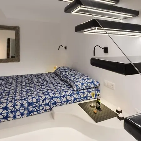 Santorini Traditional Apt With Private Hot Tub Appartement