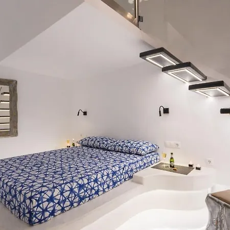 Santorini Traditional Apt With Private Hot Tub