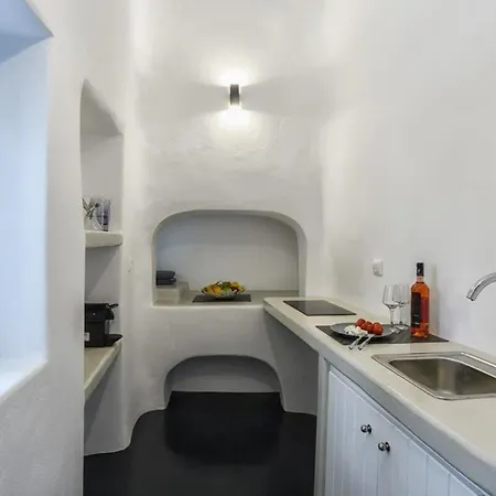 Santorini Traditional Apt With Private Hot Tub Apartment