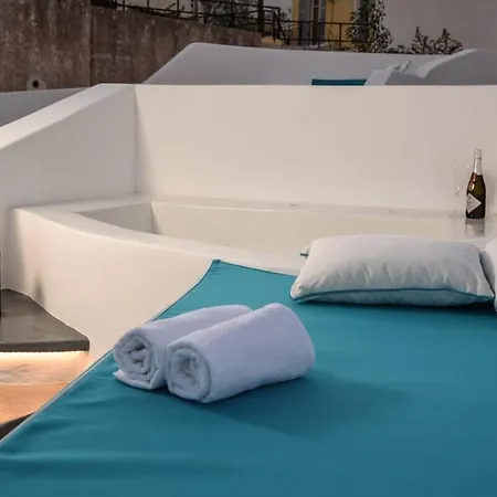 Santorini Traditional Apt With Private Hot Tub