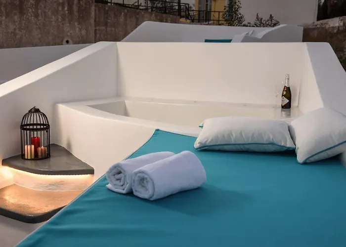 Santorini Traditional Apt With Private Hot Tub